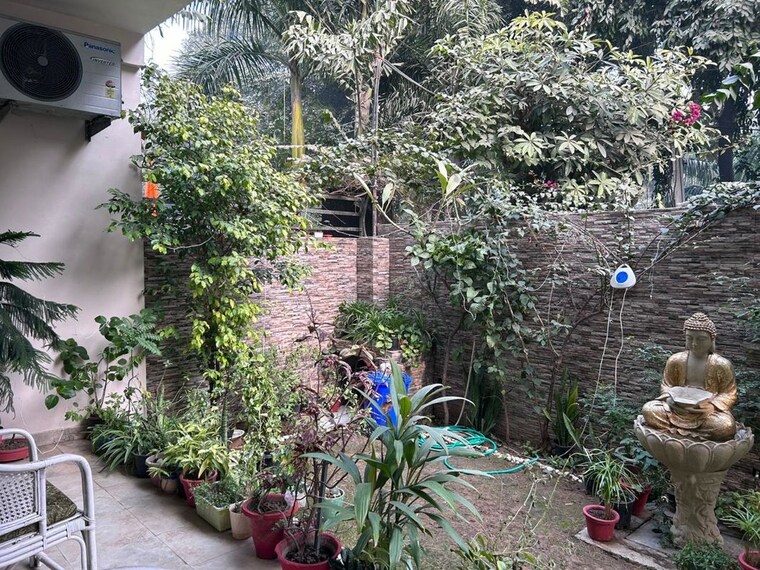 Garden, sector 15 3.5 Bedroom 2900 Sq.Ft. Builder Floor In Sector 15 Gurgaon 10666377