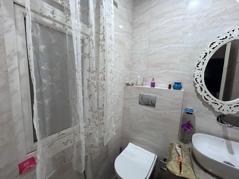 Bathroom, sector 15 3.5 Bedroom 2900 Sq.Ft. Builder Floor In Sector 15 Gurgaon 10666377