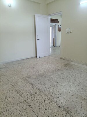 Room in 3.5 BHK Apartment at Hope Apartments, Sector 15 – for Rent