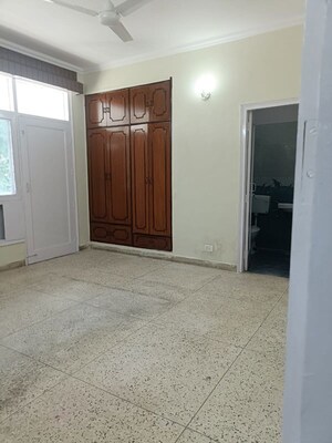Room in 3.5 BHK Apartment at Hope Apartments, Sector 15 – for Rent