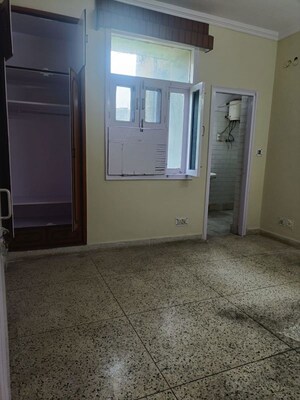 Room in 3.5 BHK Apartment at Hope Apartments, Sector 15 – for Rent