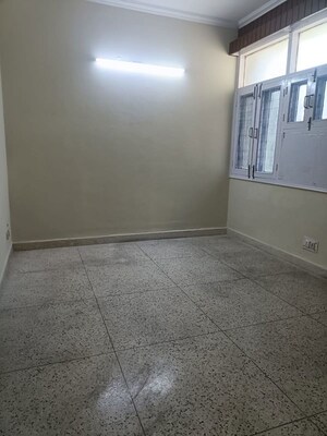 Room in 3.5 BHK Apartment at Hope Apartments, Sector 15 – for Rent