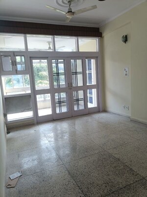 Room in 3.5 BHK Apartment at Hope Apartments, Sector 15 – for Rent
