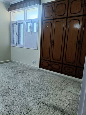 Room in 3.5 BHK Apartment at Hope Apartments, Sector 15 – for Rent