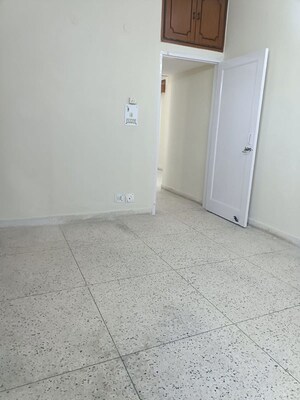 Room in 3.5 BHK Apartment at Hope Apartments, Sector 15 – for Rent