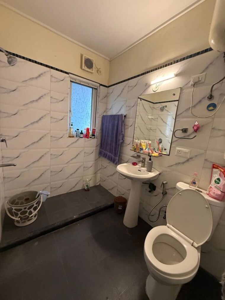 Washroom, sethi-max-royale 3.5 Bedroom 1650 Sq.Ft. Apartment In Sector 76 Noida 10666432