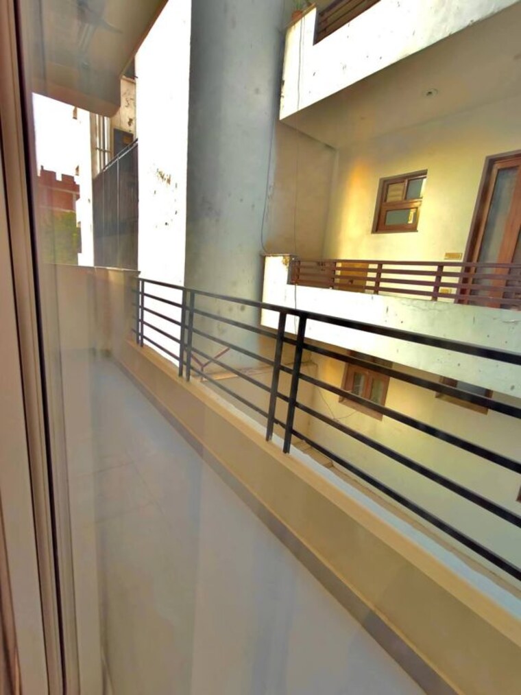 Balcony, allure-estate 1 Bedroom 800 Sq.Ft. Builder Floor In Sector 14 Gurgaon 10470382