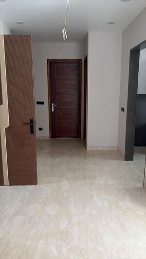 Room in 3 BHK Builder Floor at South City 1 – for Rent