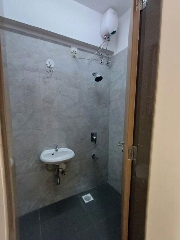 Bathroom, the-worli-bhaveshwar-chs 2 Bedroom 800 Sq.Ft. Apartment In Worli Mumbai 10666497