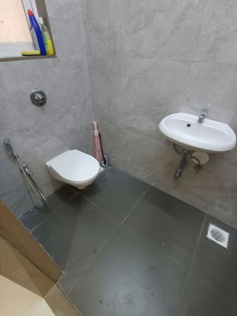 Bathroom, the-worli-bhaveshwar-chs 2 Bedroom 800 Sq.Ft. Apartment In Worli Mumbai 10666497