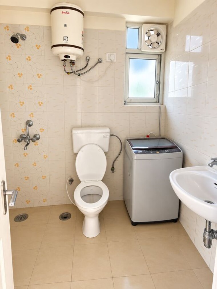 Bathroom, shree-vardhman-mantra 2 Bedroom 800 Sq.Ft. Apartment In Sector 67 Gurgaon 10666520
