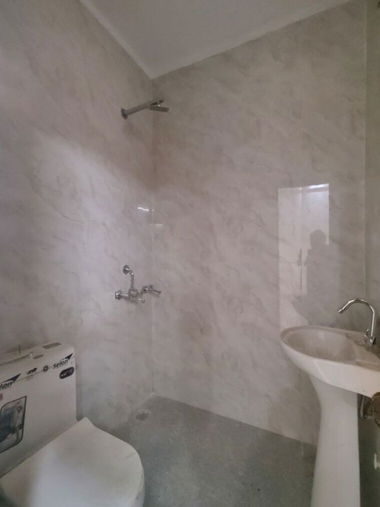 Bathroom, green fields colony 3 Bedroom 300 Sq.Yd. Builder Floor In Green Fields Colony Faridabad 10666556