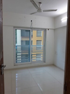 Room in 2 BHK Apartment at Romell Allure, Borivali East – for Rent