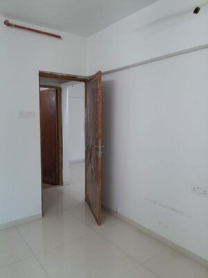 Room in 2 BHK Apartment at Romell Allure, Borivali East – for Rent