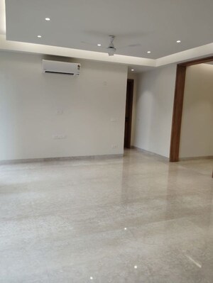 Room in 3 BHK Builder Floor at Sarvodaya Enclave – for Rent