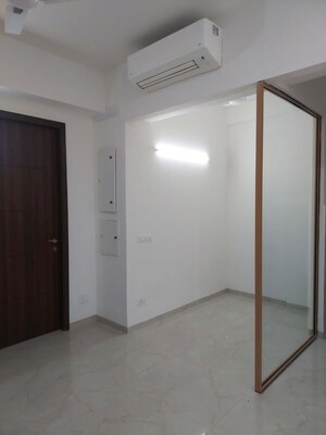 Room in 2.5 BHK Builder Floor at Smart World Orchard, Sector 61 – for Rent