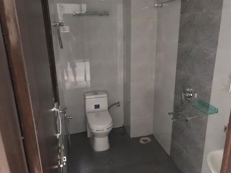 Bathroom, sector 57 3 Bedroom 1800 Sq.Ft. Builder Floor In Sector 57 Gurgaon 10666708