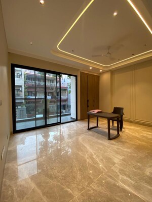 Room in 3 BHK Apartment at Green Park – for Rent