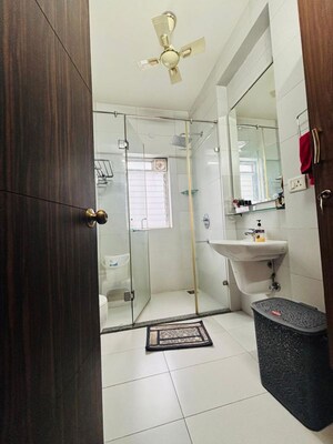 Bathroom in 3 BHK Apartment at Safdarjung Enclave – for Rent