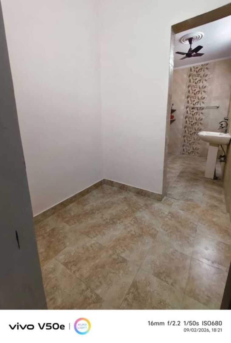 Room, sector 46 3 Bedroom 250 Sq.Yd. Builder Floor In Sector 46 Faridabad 10666783