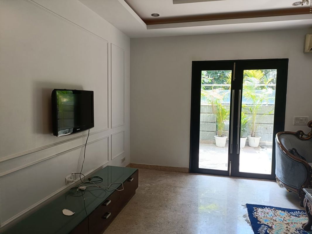 Room in 5 BHK Independent House at Sushant Lok I – for Rent