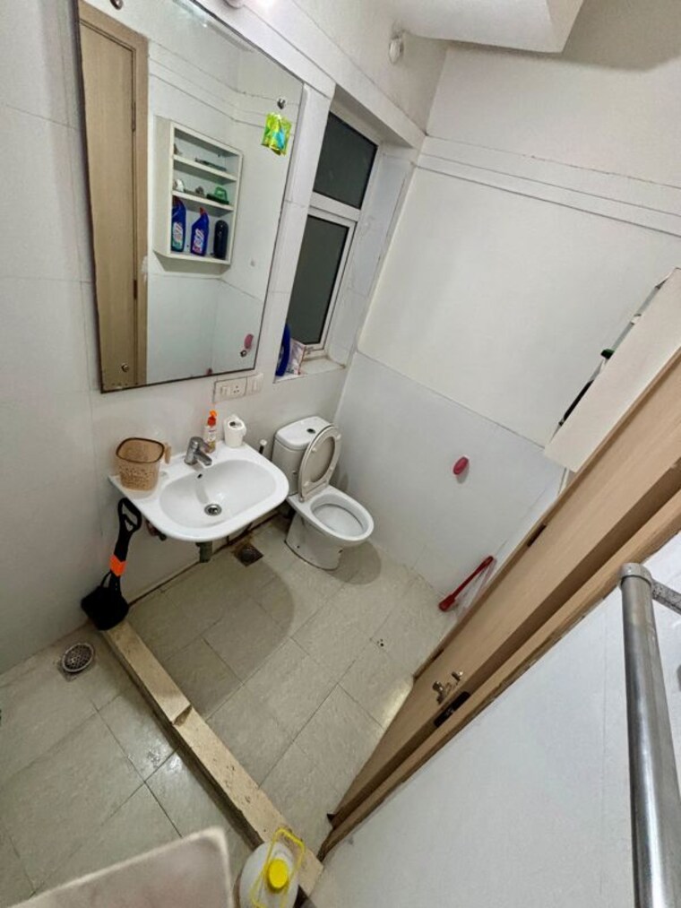 Bathroom, dlf-new-town-heights-ii 3.5 Bedroom 1930 Sq.Ft. Apartment In Sector 86 Gurgaon 10666863