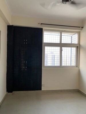Room in 2.5 BHK Apartment at Supertech Crown Town, Sector 74 – for Rent