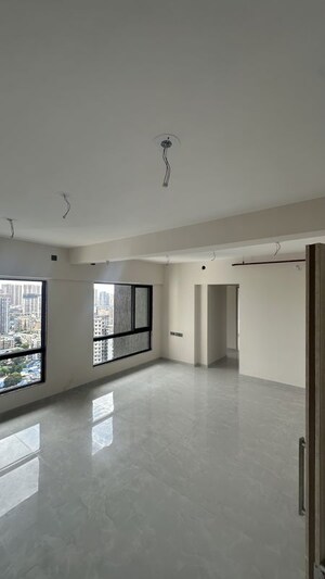 Room in 2.5 BHK Apartment at Paradigm Antalya, Oshiwara – for Rent