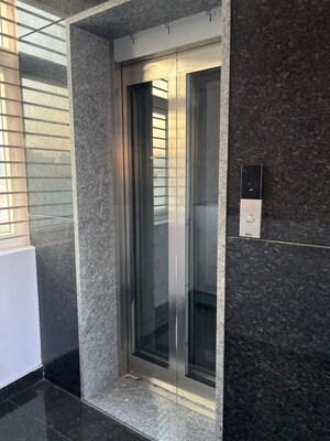 Lift in  Shop at Seegehalli – for Rent