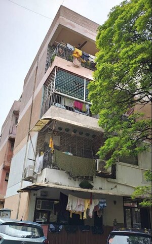  Apartment For Sale in Lakkarpur