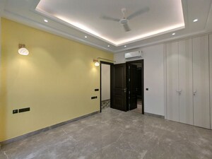 Room in 4 BHK Apartment at Greater Kailash I – for Rent