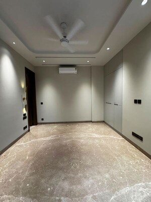 Room in 4 BHK Apartment at Greater Kailash I – for Rent