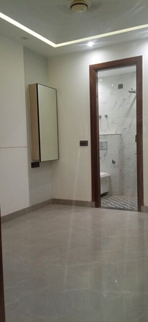 Building Lobby in 3 BHK Builder Floor at Mahavir Enclave 1 – for Sale