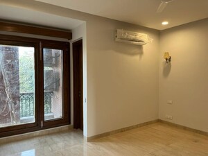 Room in 4 BHK Builder Floor at Defence Colony – for Rent