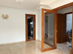 Room in 4 BHK Builder Floor at Defence Colony – for Rent