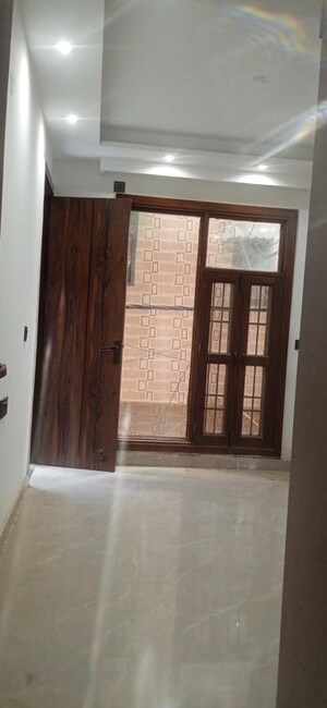Room in 2 BHK Builder Floor at Igi Airport Area – for Sale