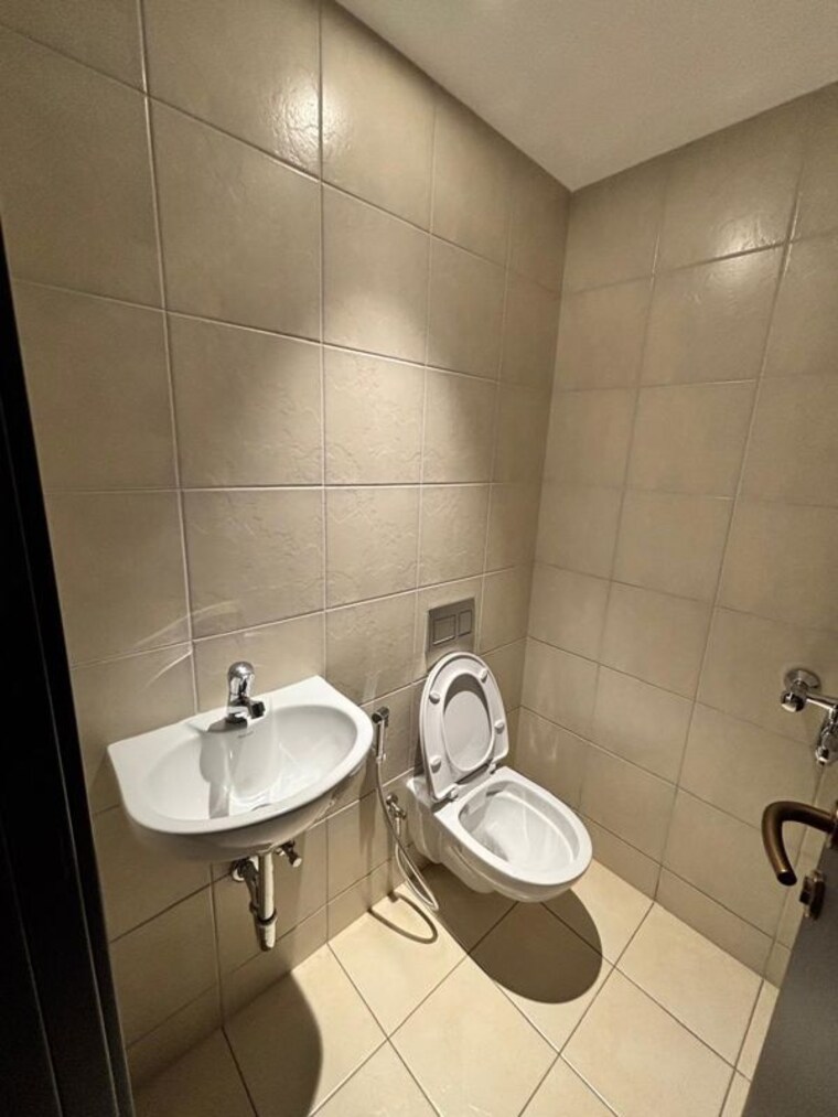 Bathroom, panchshil-towers 3.5 Bedroom 2200 Sq.Ft. Apartment In Kharadi Pune 10667433