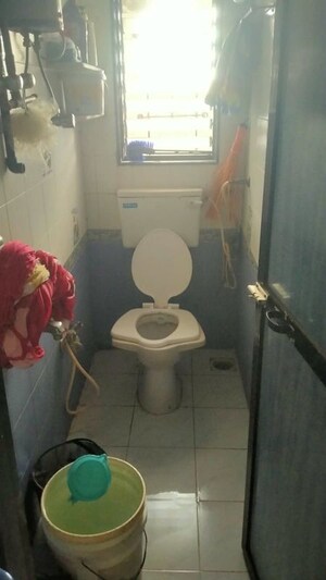 Bathroom in 1.5 BHK Apartment at Shyam Gokul Garden, Kandivali East – for Rent