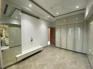Room in 2 BHK Apartment at Indiabulls Blu, Worli – for Rent