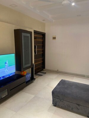 Room in 2 BHK Apartment at Queens Road – for Rent