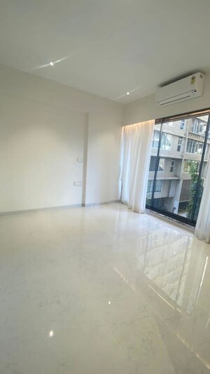 Room in 3 BHK Apartment at Orchid Vasundhara, Santacruz West – for Rent