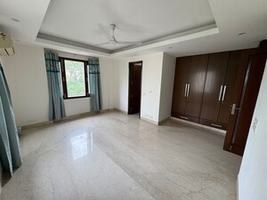 Room in 3 BHK Builder Floor at Defence Colony – for Rent