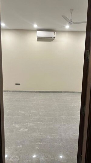 Room in 6 BHK Builder Floor at Safdarjung Enclave – for Sale