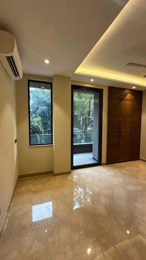 Room in 6 BHK Builder Floor at Safdarjung Enclave – for Sale