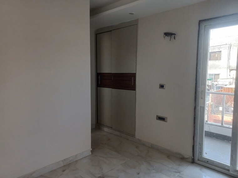 Room, rajouri garden 3 Bedroom 140 Sq.Yd. Builder Floor In Rajouri Garden Delhi 9957724