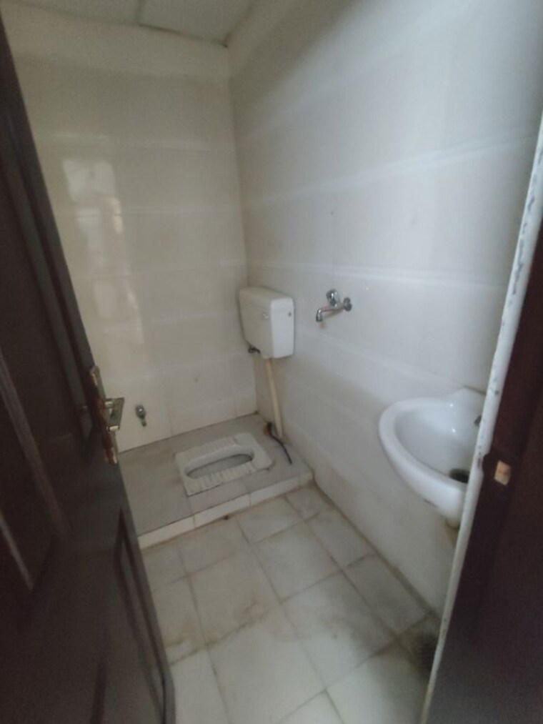 Bathroom, paramount-floraville 3.5 Bedroom 1685 Sq.Ft. Apartment In Sector 137 Noida 10667798