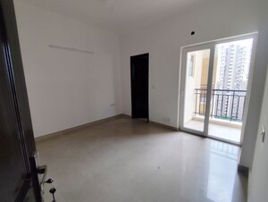 Room in 3.5 BHK Apartment at Paramount Floraville, Sector 137 – for Rent
