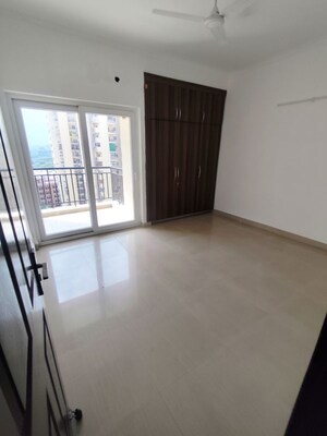 Room in 3.5 BHK Apartment at Paramount Floraville, Sector 137 – for Rent