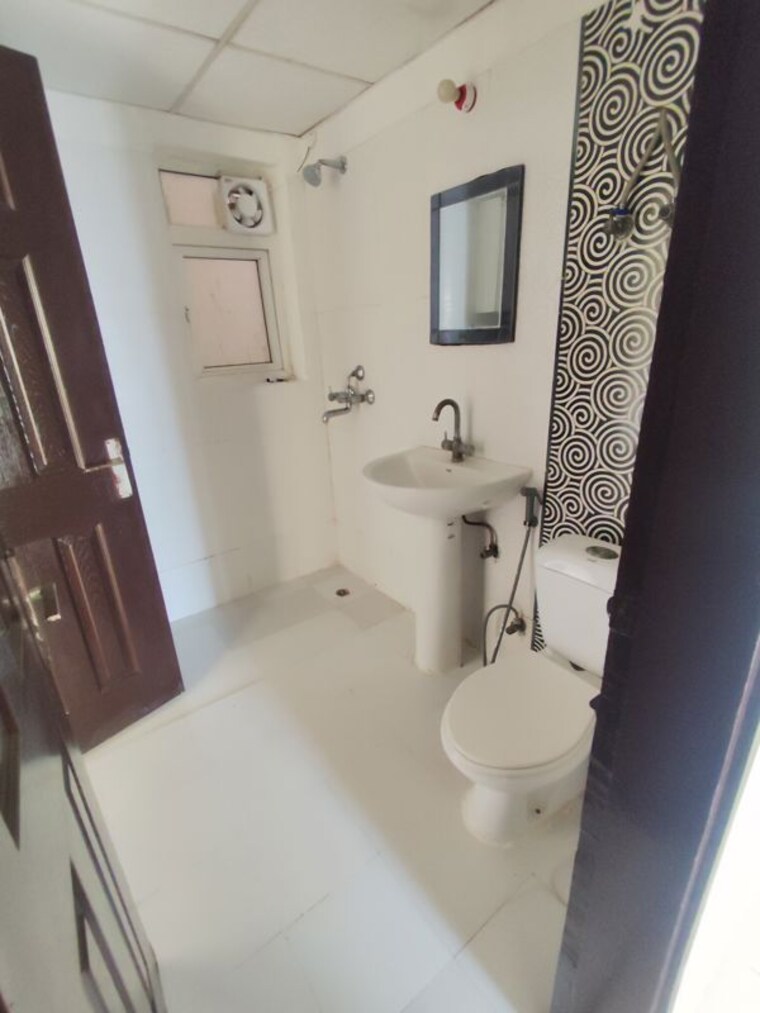 Bathroom, paramount-floraville 3.5 Bedroom 1685 Sq.Ft. Apartment In Sector 137 Noida 10667798