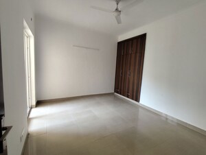 Room in 3.5 BHK Apartment at Paramount Floraville, Sector 137 – for Rent